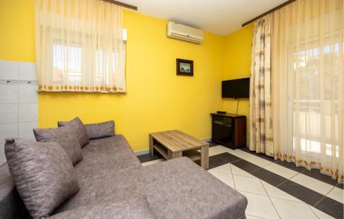 1 Bedroom Nice Apartment In Okrug Gornji