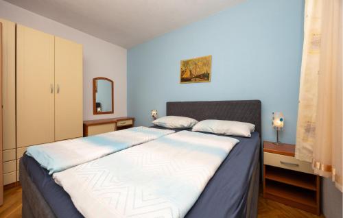 1 Bedroom Nice Apartment In Okrug Gornji