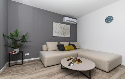 Nice Apartment In Okrug Gornji With Lake View