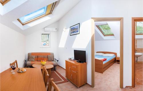 เตียงในห้องที่ Beautiful Apartment In Baska Voda