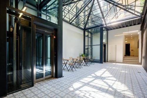Art Deco 23 Luxury 2BR Apartment Downtown Metro AC