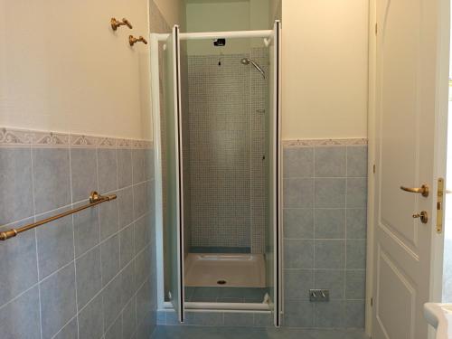 una doccia con una porta in vetro in un bagno di Agriturismo La Palazzina di Gorgognano a Pianoro
