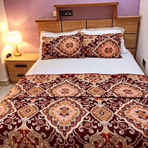 Una cama o camas en una habitación de SK Plaza