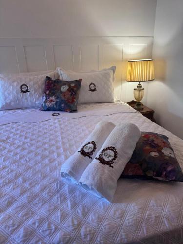 a bed with two pillows on top of it at Green Flowers Farm in Córrego do Bom Jesus
