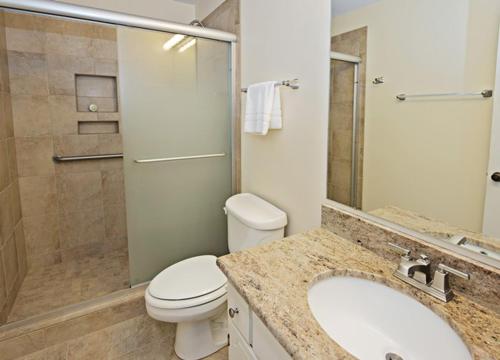 ein Badezimmer mit Toilette, Waschbecken und Dusche in der Unterkunft 916 Cutter Court at The Sea Pines Resort in Hilton Head Island