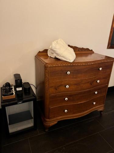a wooden dresser with a towel on top of it at Green Flowers Farm in Córrego do Bom Jesus