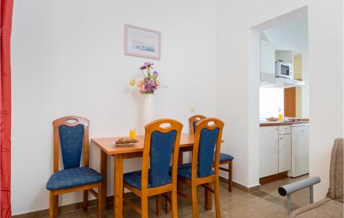 ครัวหรือมุมครัวของ Stunning Apartment In Baska Voda