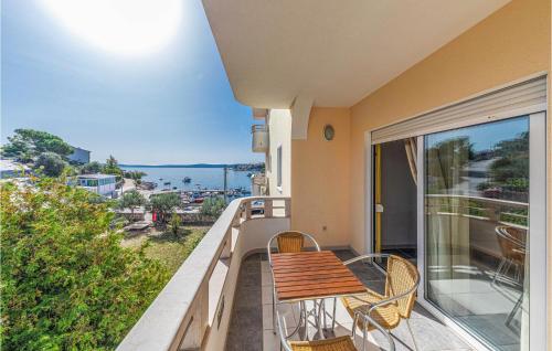 1 Bedroom Nice Apartment In Okrug Gornji