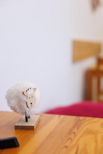 a stuffed sheep on top of a wooden table at Forrás Vendégház in Mórahalom