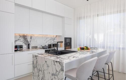 Stunning Home In Okrug Gornji