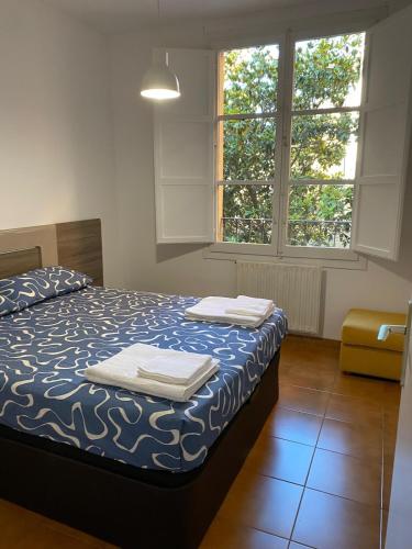 a bedroom with a bed with towels on it at De Palacio in Logroño