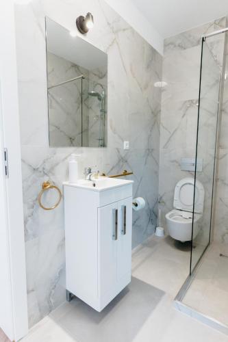 Bilik mandi di Evo Residence Oasului