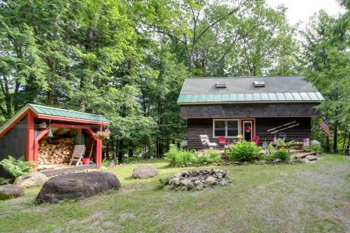Ein Garten an der Unterkunft Steps to Lake, 2 Mi to Slopes Cozy Okemo Cabin