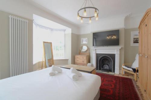 Ένα ή περισσότερα κρεβάτια σε δωμάτιο στο Stylish Modern Victorian Townhouse By the Sea