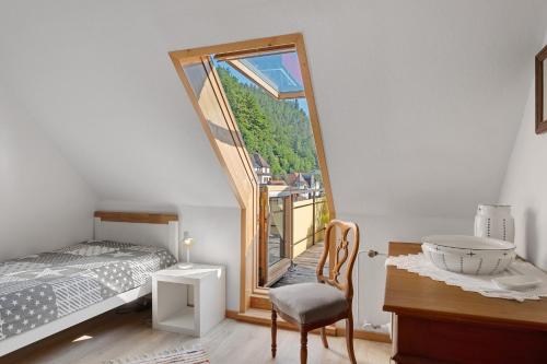 una piccola camera da letto con un letto e una finestra di Ferienwohnung Reinhardt a Triberg