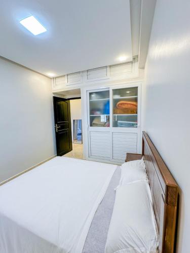 Ένα ή περισσότερα κρεβάτια σε δωμάτιο στο Modern Cozy Apartment With Free Parking