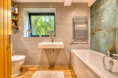 a bathroom with a sink and a tub and a toilet at H5-4 Bedrooms-2BA-Free Parking-Sleeps 7 in Cole