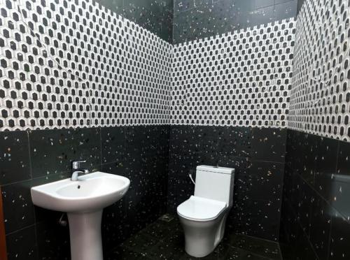 AddalachenaiにあるApeksha Sunsetの白黒のバスルーム(洗面台、トイレ付)