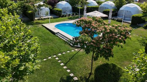 an overhead view of a backyard with a swimming pool and tents at Seagloo Glamping - Adults Only 12y in Costinesti