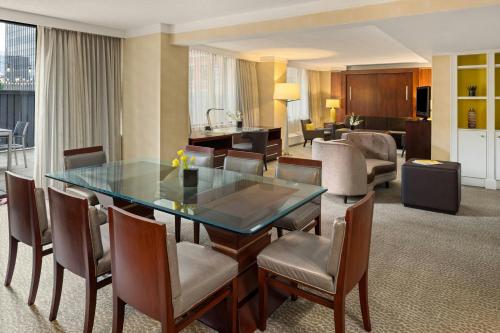 Ein Sitzbereich in der Unterkunft Renaissance Columbus Downtown Hotel