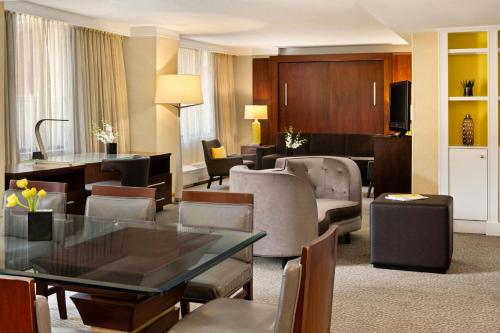 Ein Sitzbereich in der Unterkunft Renaissance Columbus Downtown Hotel