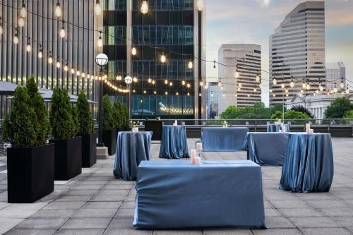 Ein Sitzbereich in der Unterkunft Renaissance Columbus Downtown Hotel