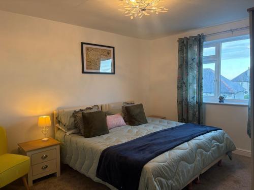 una camera da letto con un letto e una finestra di Cosy little house on Great Orme a Llandudno