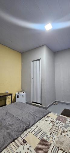 Postel nebo postele na pokoji v ubytování Quarto com otima localização
