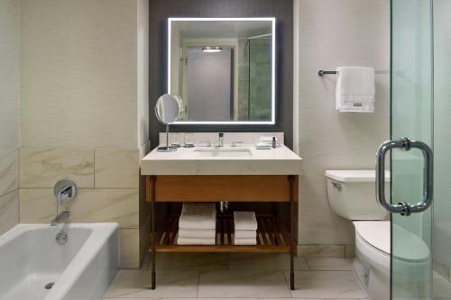 Bilik mandi di The Westin Huntsville