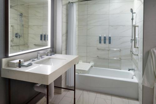 Bilik mandi di The Westin Huntsville