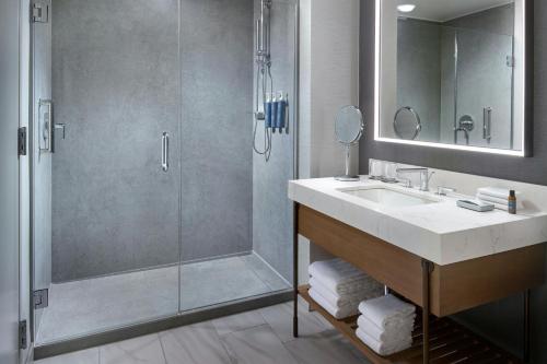 Bilik mandi di The Westin Huntsville