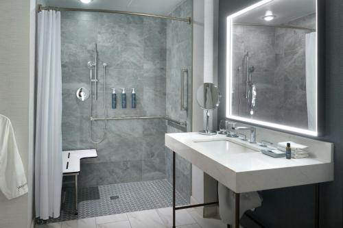Bilik mandi di The Westin Huntsville
