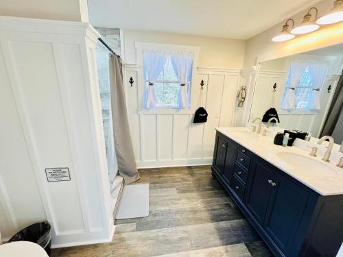 Un baño con dos lavabos y una ducha. en Central avenue 33476, en Frankford