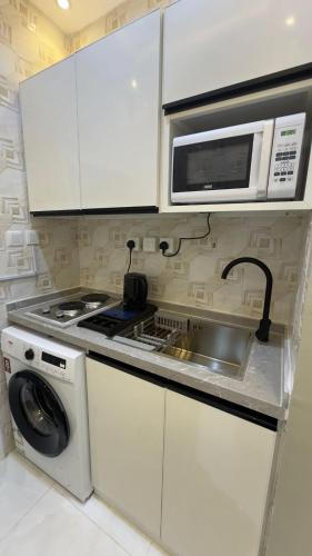 Кухня или мини-кухня в شقق وتين Wateen Apartments I
