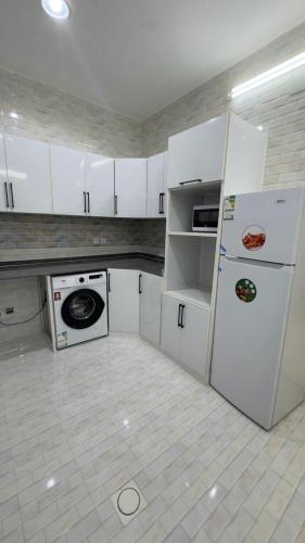 Кухня или мини-кухня в شقق وتين Wateen Apartments I
