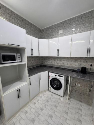 Кухня или мини-кухня в شقق وتين Wateen Apartments I
