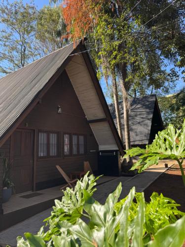 a small house with a gambrel roof at ApartCabañas Centro. Ubicación inmejorable in Puerto Iguazú