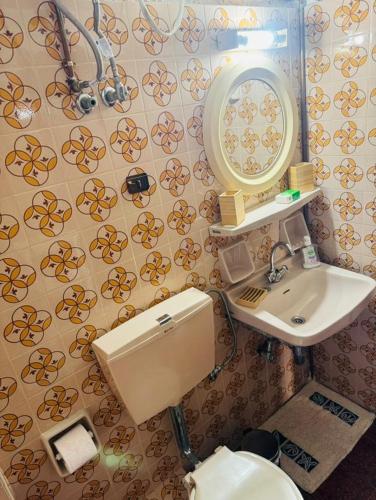 ポルト・ラフティにあるAggelakos Roomsの洗面台、トイレ、鏡のあるバスルーム