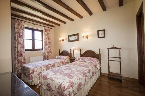 a bedroom with two beds and a window at Costa Trasmiera in Langre