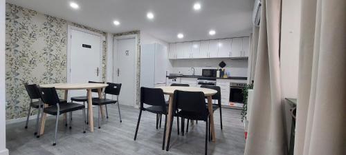 a kitchen with a table and chairs in a room at Casa das Olarias in Castelo Branco