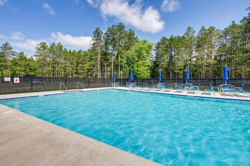 Kolam renang di atau dekat dengan Less Than 5 Mi to 5 Golf Courses Home in Lake Arrowhead