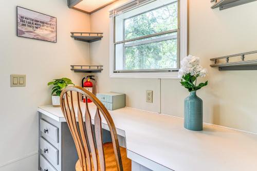 Dapur atau dapur kecil di Less Than 5 Mi to 5 Golf Courses Home in Lake Arrowhead