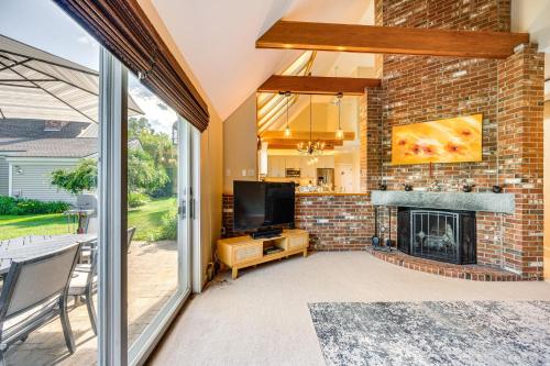 Телевизор и/или развлекательный центр в Lake and Beach Access Family Townhome in Laconia