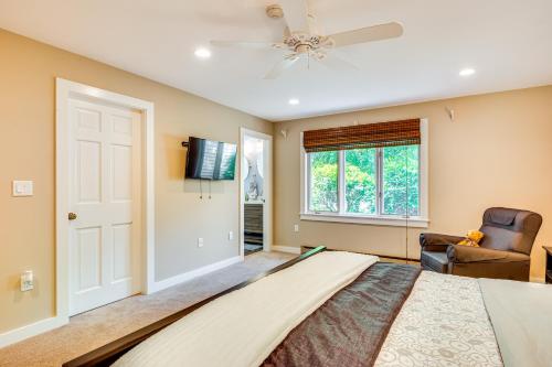 Телевизор и/или развлекательный центр в Lake and Beach Access Family Townhome in Laconia