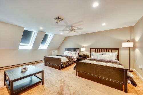 Кровать или кровати в номере Lake and Beach Access Family Townhome in Laconia