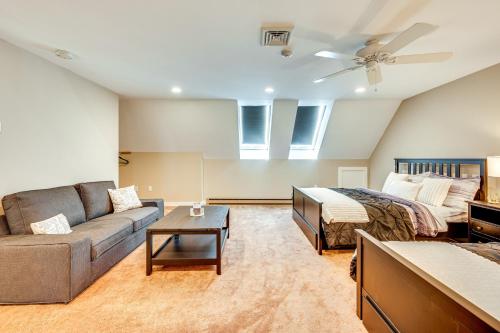 Гостиная зона в Lake and Beach Access Family Townhome in Laconia