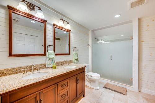 Ванная комната в Lake and Beach Access Family Townhome in Laconia