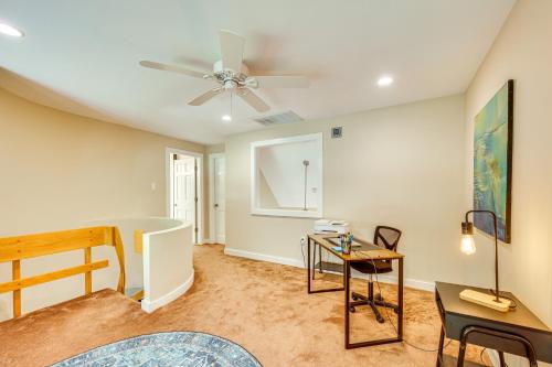 Телевизор и/или развлекательный центр в Lake and Beach Access Family Townhome in Laconia