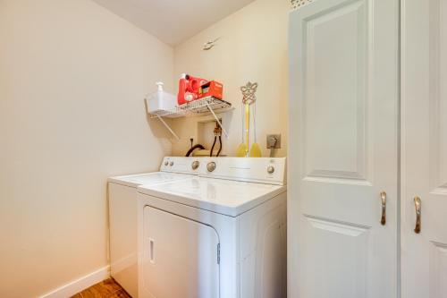 Кухня или мини-кухня в Lake and Beach Access Family Townhome in Laconia
