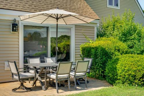 Сад в Lake and Beach Access Family Townhome in Laconia